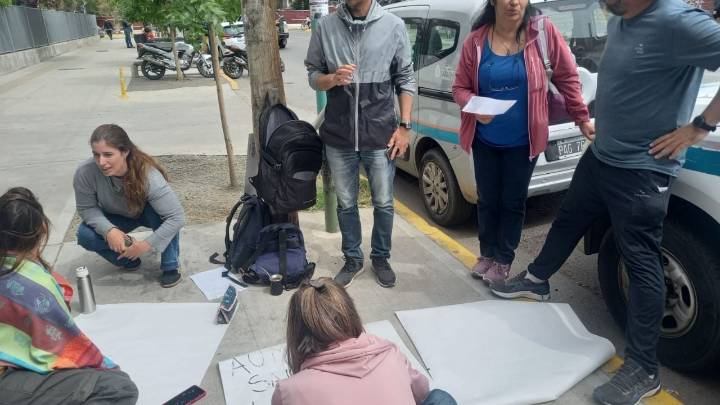 Trabajadores del Castro Rendón protestaron por salarios y denunciaron que el hospital de mayor complejidad "se cae a pedazos"