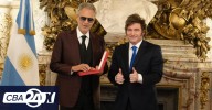 Javier Milei le entregó la Orden de Mayo a Andrea Bocelli y posaron con la motosierra