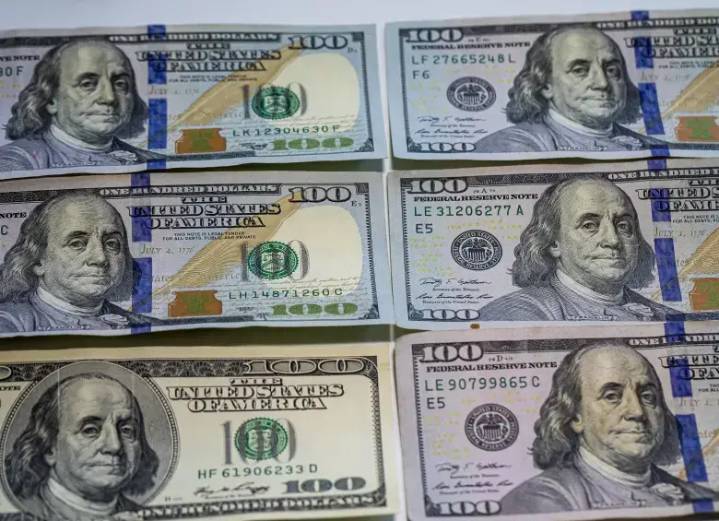 El dólar abrió al alza tras tocar su nivel más bajo en cuatro años