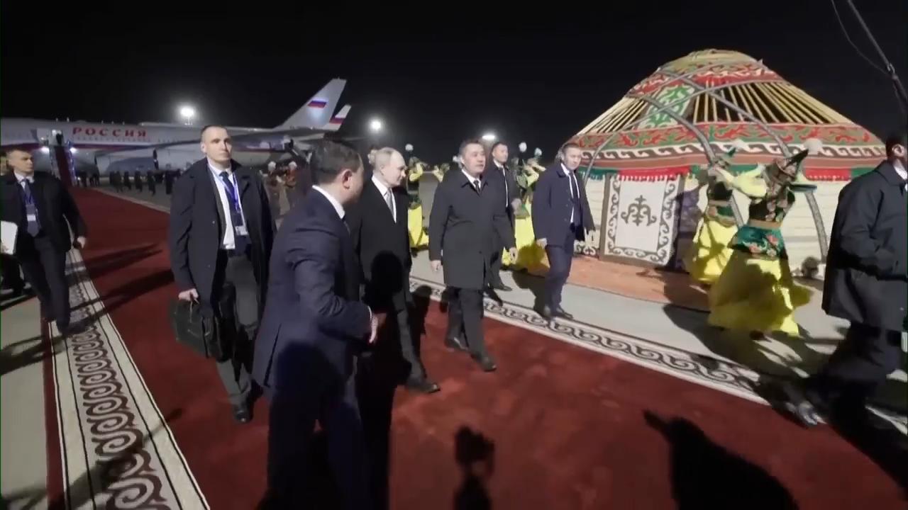 Russian and Kyrgyz presidents lay wreathes at war memorial in Bishkek
