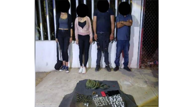 Detienen a dos mujeres y dos hombres con droga y cartuchos en Culiacán