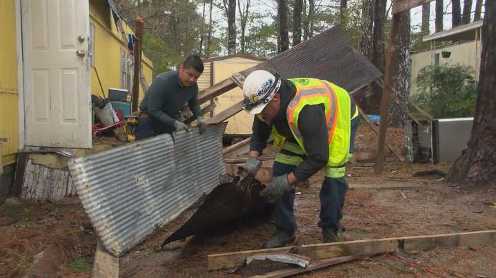 Voluntarios ayudan a familia de Fultondale tras caída de árbol