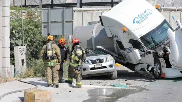 Tren impacta a una pipa cargada de gasolina en Nuevo León