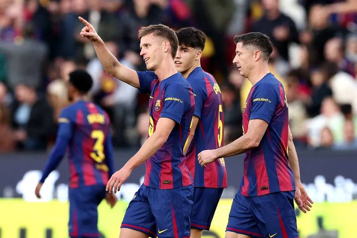 Un Barça con luces y sombras se impone al Alavés y se aúpa al liderato