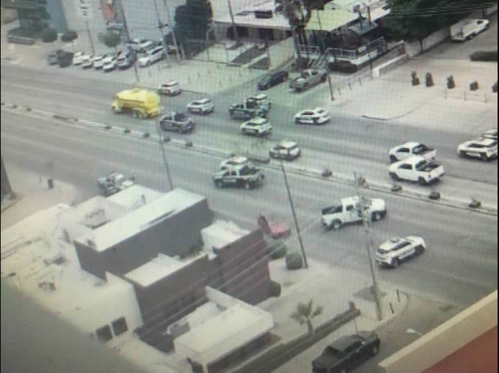 Se registra persecución de una pipa con reporte de robo por las calles de Hermosillo; el chofer fue detenido para responder por los delitos de robo y daños a terceros