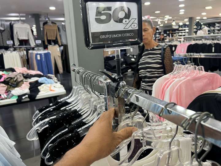 Comerciantes ofertan mercancía con rebajas de hasta el 50 %