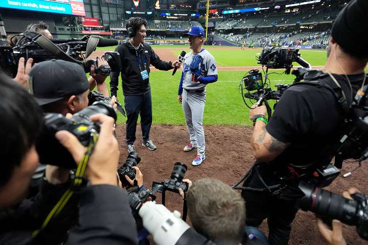 Yoshinobu Yamamoto se cansa de la fama y huye de los fanáticos de los Dodgers