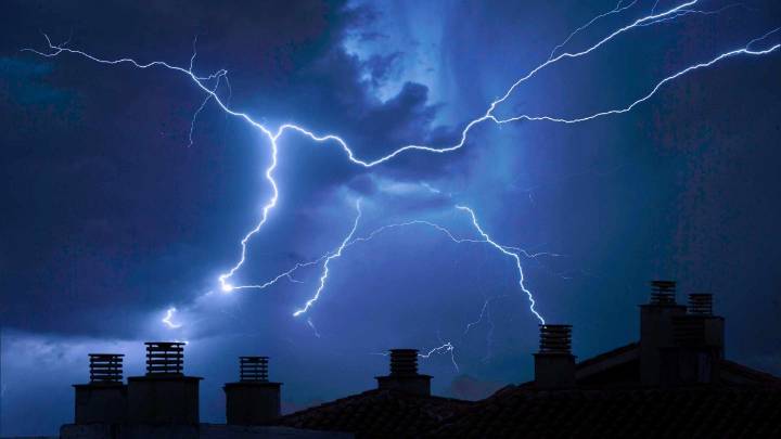 También hay "probabilidad de granizos": Meteorología emite alerta para tres regiones del país por tormentas eléctricas