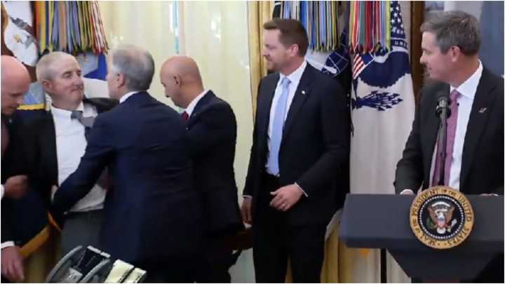 (+Video) Una persona se desmaya en una reunión con Trump sobre salud