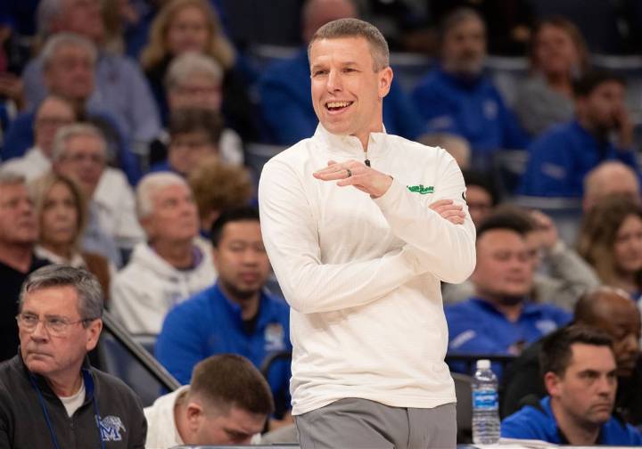 DJ Thomas leads West Virginia men's basketball past Lafayette