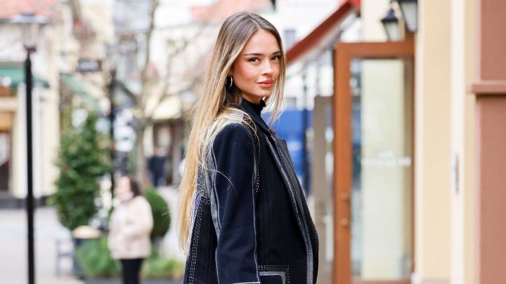 Cómo usar pantalones palazzo con zapatos de tacón de manera elegante en invierno 2025