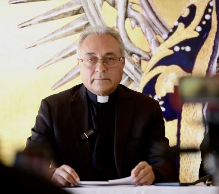 Llama a construir la paz