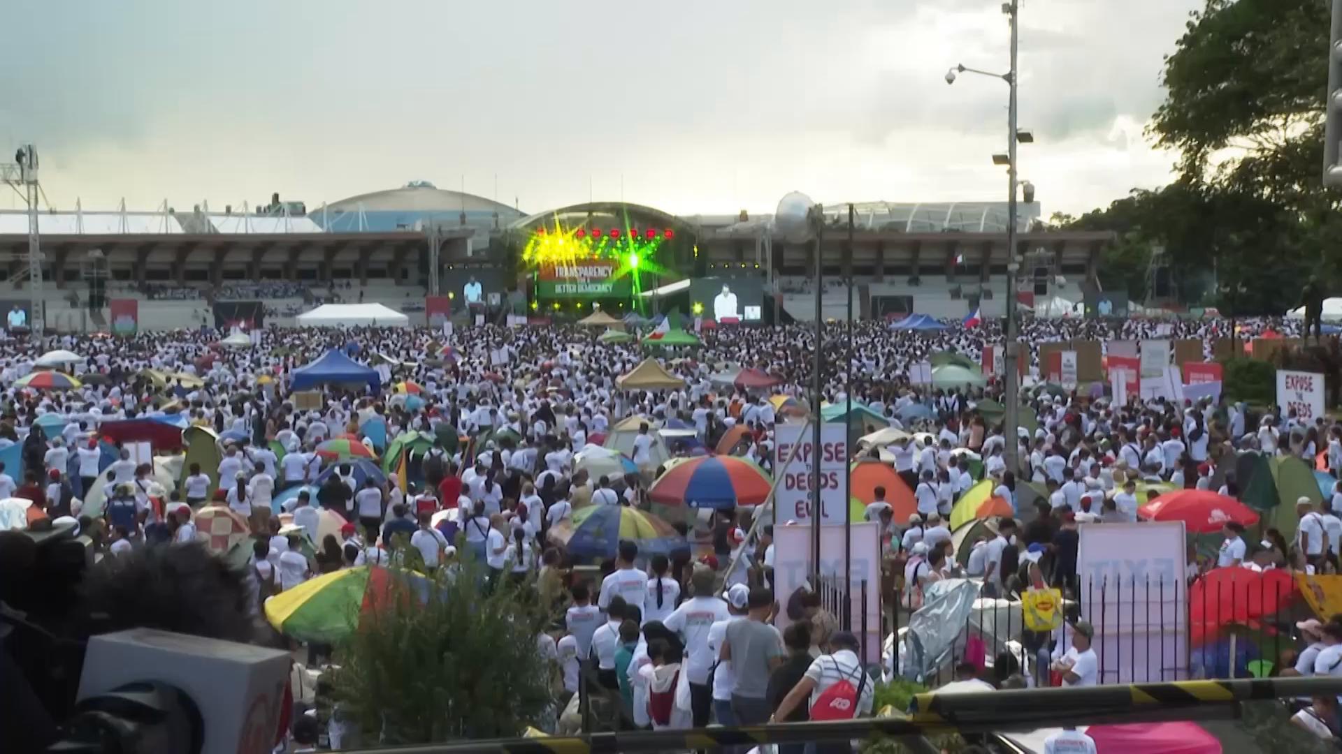 Hundreds of thousands rally in Manila over Philippines flood