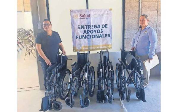 Benefician con sillas de ruedas a personas con discapacidad