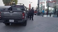 Puerta de Cristal Cae Sobre Menor en Agencia de Vehículos en Torreón