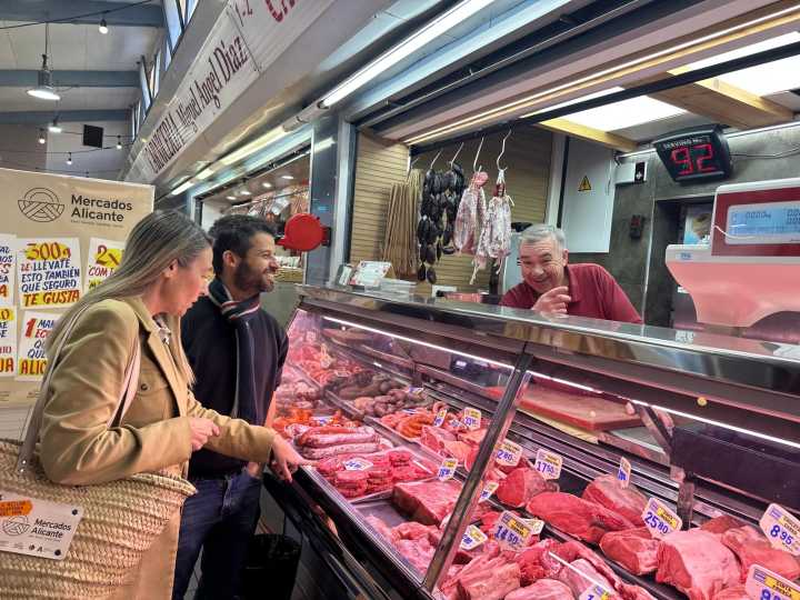 Los Mercados municipales de Alicante lanzan la campaña ‘La millor despensa del món’ con 600 cabassets de regalo