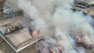 Amplio despliegue para sofocar un incendio en una empresa de forrajes en La Puebla de Alfindén (Video)