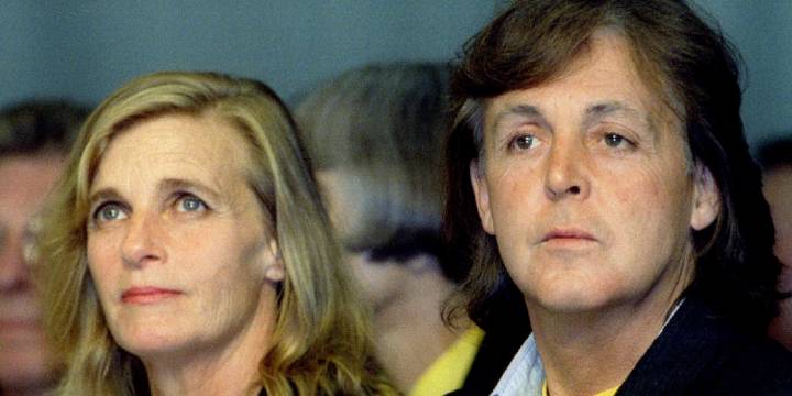 La hija de Paul McCartney se burla de la famosa detención de su padre por llevar marihuana en la maleta: “Incluso un niño de 9 años lo habría escondido mejor”