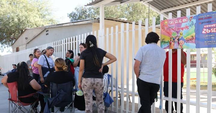 Padres de familia toman escuela primaria “Estado de Baja California”