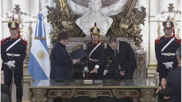 Javier Milei le tomó juramento como jefe de Gabinete a Manuel Adorni