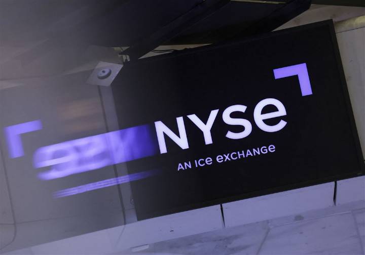 Wall Street points to tiny gains ahead of the open on mixed corporate earnings results