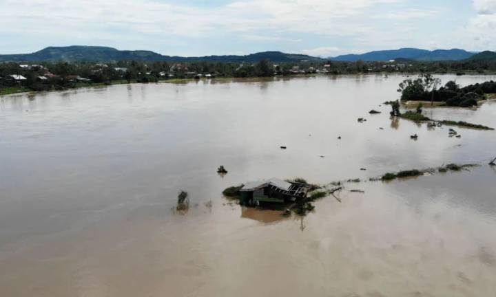 Death toll in Vietnam floods reaches 90