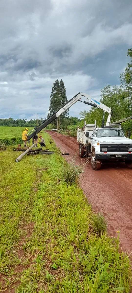 Fuertes vientos causaron destrozos en varias colonias rurales, que siguen sin energía