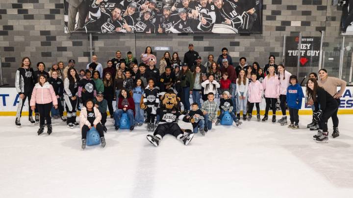 Fiala hosts families from Children’s Hospital LA for Thanksgiving lunch, skate
