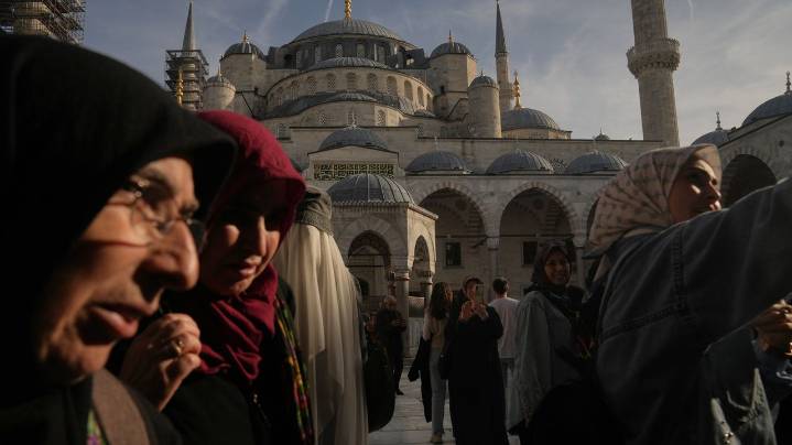 Under glare of world's media, Pope Leo XIV to visit Turkey and Lebanon on first foreign trip