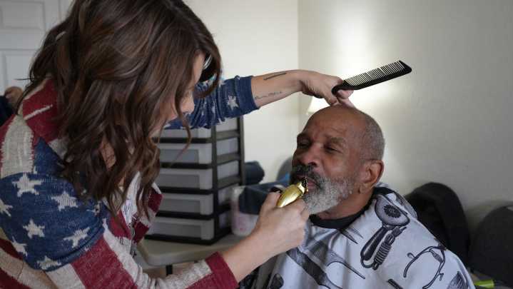 Hendersonville org cuts hair free for vets in need on…