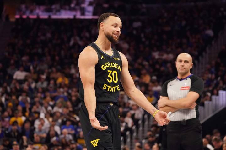 Warriors' Stephen Curry expected to miss at least a week with quad contusion: Source