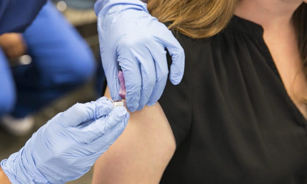 Ofrecerán la vacuna actualizada contra la COVID-19 en cinco centros clínicos de Wake