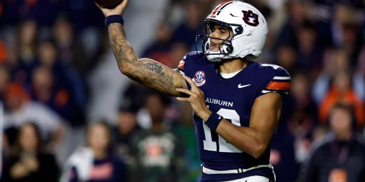 Auburn shuffles QBs as offense stalls in 10
