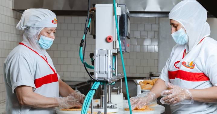 Manizales: una empresa vende 70 mil empanadas al mes y aprendió a navegar en mares difíciles, vea su historia