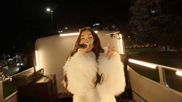 María Becerra presentó "Quimera" arriba de un colectivo: recorrió barrios porteños con un "show rodante"