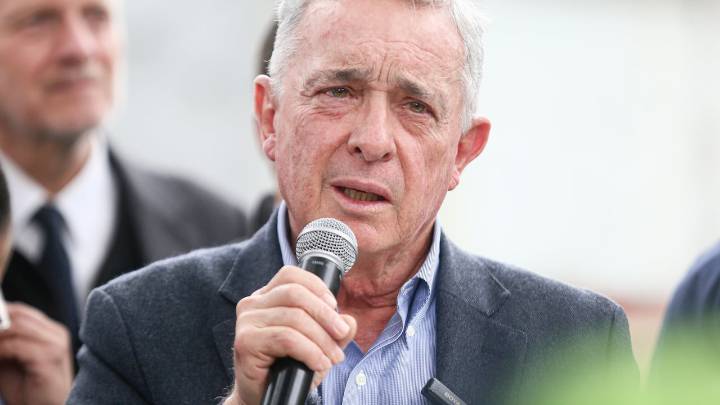 Álvaro Uribe, rodeado del personal del Ubérrimo, confesó que este martes fue “un día difícil” para él y su familia: “Que Dios nos ayude”