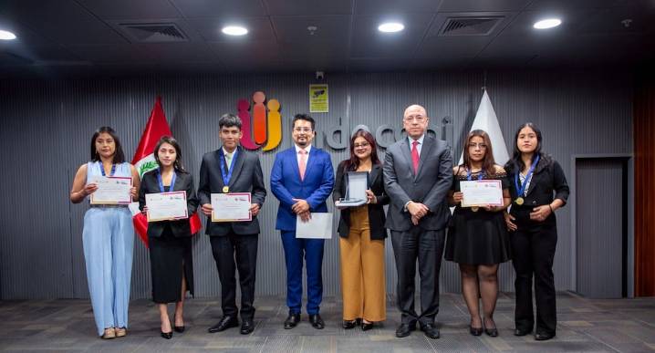 Universitarios de Huancayo ganan concurso nacional de Indecopi “Menos barreras, más competencia”