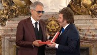 Mientras Spagnuolo se presentaba en Comodoro Py, Javier Milei condecoró a Andrea Bocelli