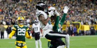 Smith’s TD catch helps Eagles beat Packers 10