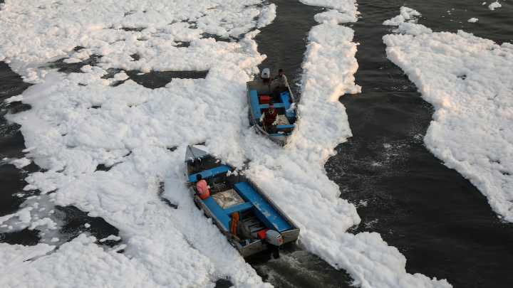 La vida junto al Yamuna, el río sagrado más tóxico del mundo: "Si te metes ahí te quedas sin aliento"