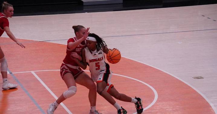 Robles' buzzer-beater stuns ISU women, Bengals fall 64