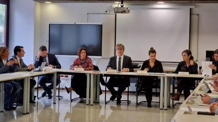 ¿Oposiciones que nacen "obsoletas"? UGT alerta de que las pruebas de Sanidad, Educación y Administración de la Comunidad deben "rehacerse"