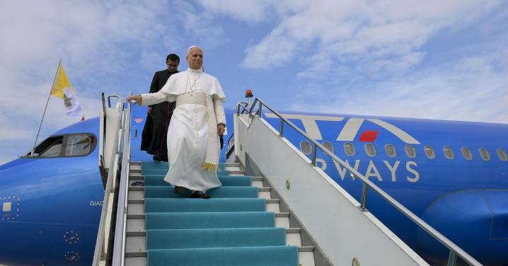 León XIV menciona Galicia en su camino a Turquía: "Hice un tramo del Camino de Santiago, pero en coche"