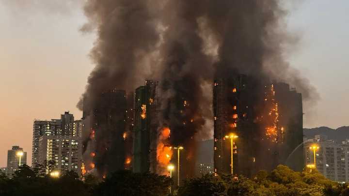 Incendio en Hong Kong: sube a 44 el número de muertos y continúan buscando a cientos de residentes; tres sospechosos fueron detenidos