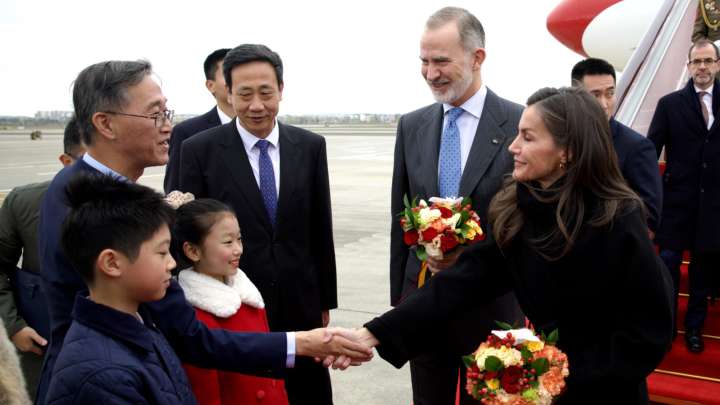 El Gobierno se apoya en los Reyes en China para cazar inversores y tratar de reducir el crónico déficit comercial