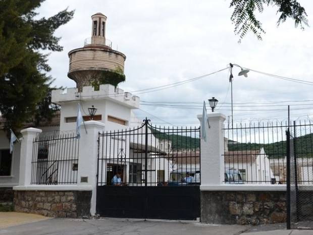 Tensión en Villa Las Rosas: una interna se subió al techo en señal de protesta