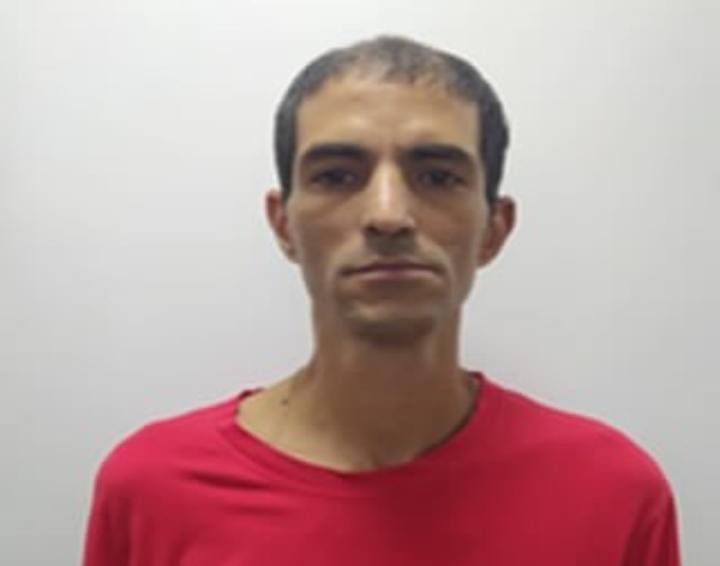 Hijo violento arrestado tras brutal agresión a su madre en un desgarrador incidente familiar.