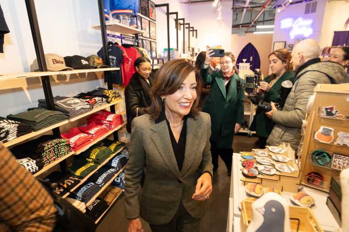 Alientan a neoyorquinos a comprar en los pequeños negocios  