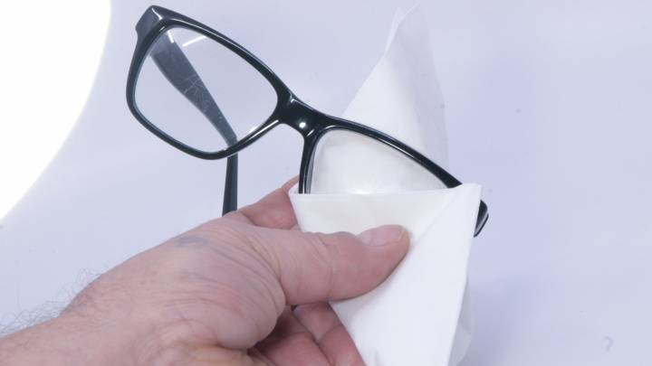 Ni con limpiacristales ni con jabón: el truco fácil para eliminar los rayones en las gafas y parezcan nuevas
