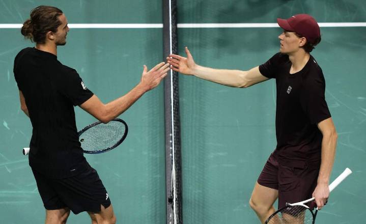 ¡6-0 y 6-1! La paliza que le dio Sinner a Zverev en París que lo dejó a un triunfo de volver a la cima del ranking